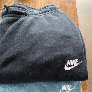 NIKE BLACK SPORTSWEAR ESSENTIALS FLEECE JOGGERS